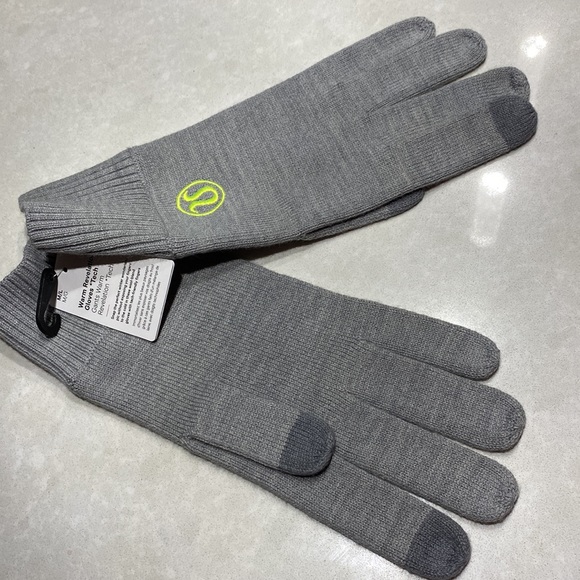 lululemon athletica Accessories - New Lululemon Warm Revelation Gloves *Tech⭐️⭐️⭐️⭐️